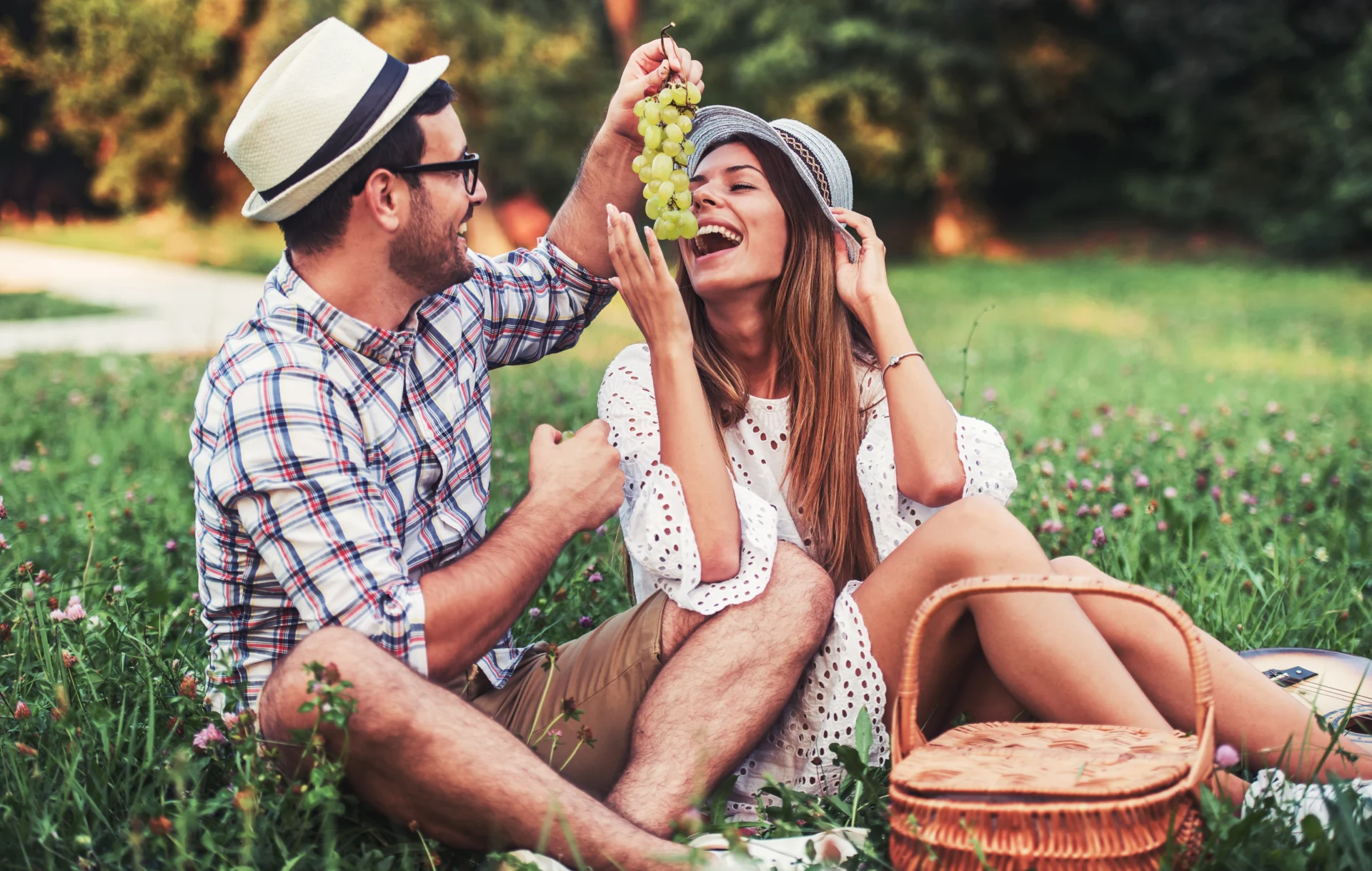 pareja hombre mujer uva comiendo campo felicidad