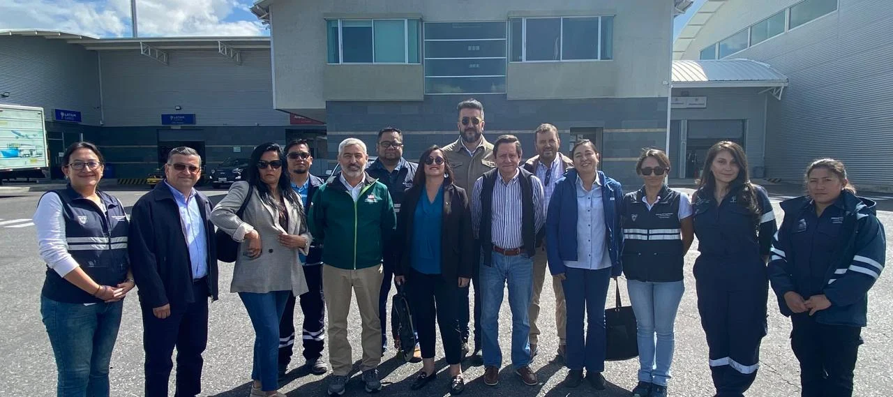 Visita a las instalaciones de inspección fitosanitaria y laboratorios en el Aeropuerto Mariscal Sucre