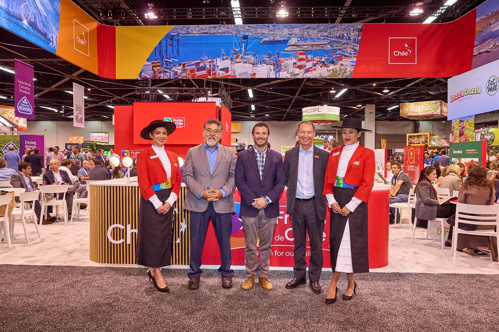 Presidente junto a profesionales de la Embajada de Chile en EEUU 