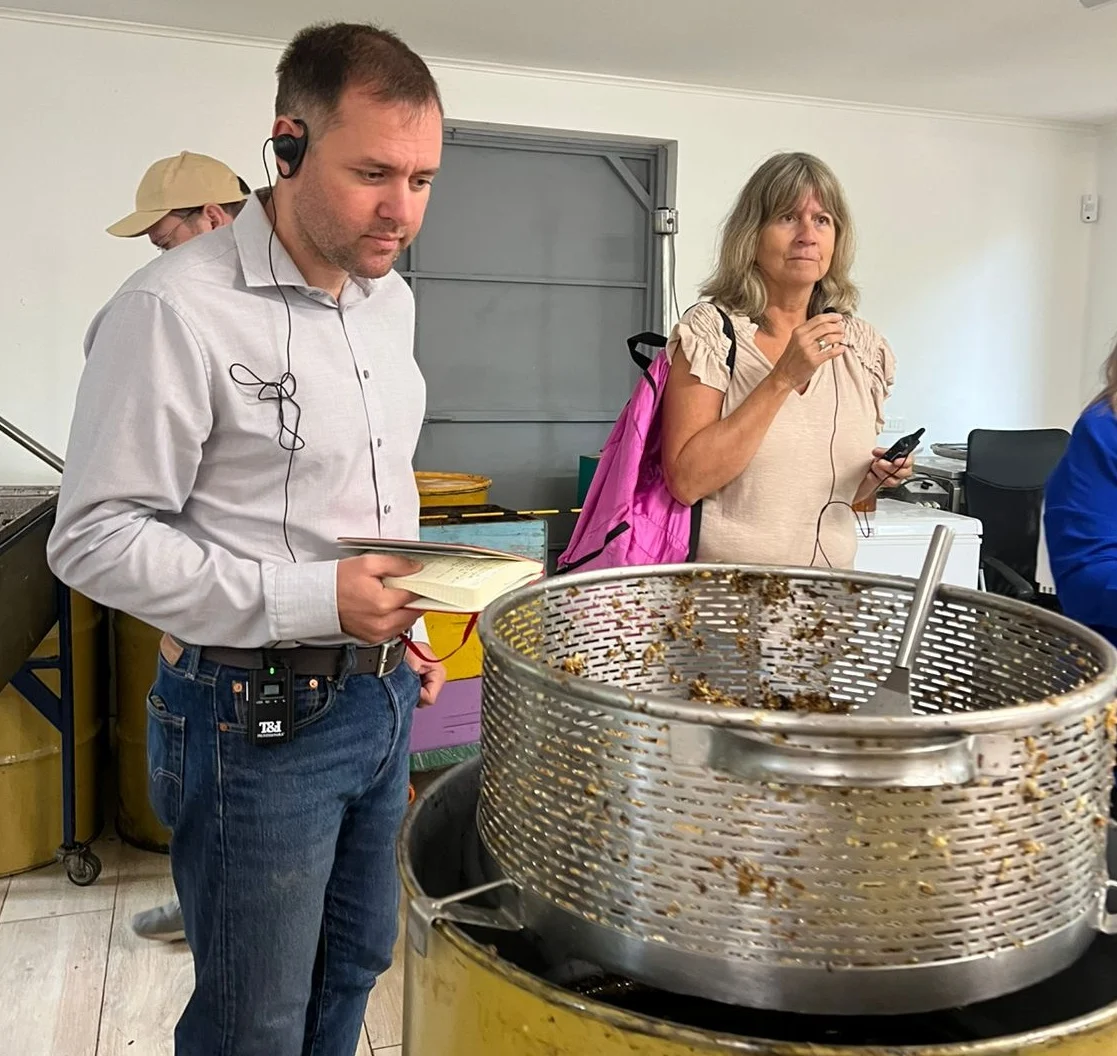 Pierre-Adrien Romon, durante su visita a Chile, vio el proceso de producción de miel en la zona de Talagante.