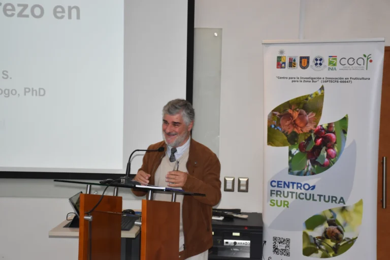 El académico del Departamento de Sanidad Vegetal, profesor Tomislav Curkovic, presentó los principales contenidos y aportes del libro, destacando su enfoque en el manejo sostenible de las plagas que afectan al cultivo del cerezo en Chile.