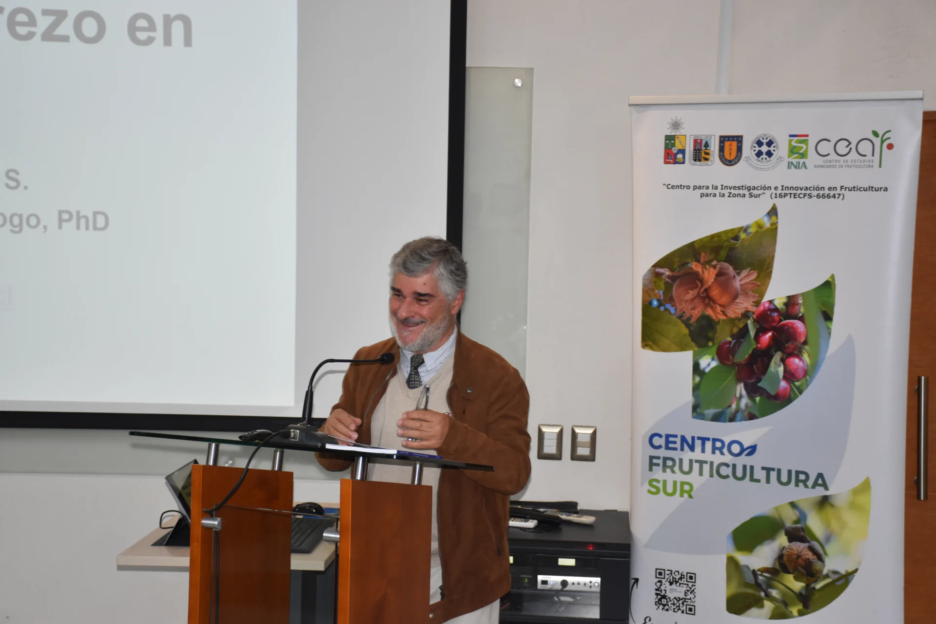 El académico del Departamento de Sanidad Vegetal, profesor Tomislav Curkovic, presentó los principales contenidos y aportes del libro, destacando su enfoque en el manejo sostenible de las plagas que afectan al cultivo del cerezo en Chile.